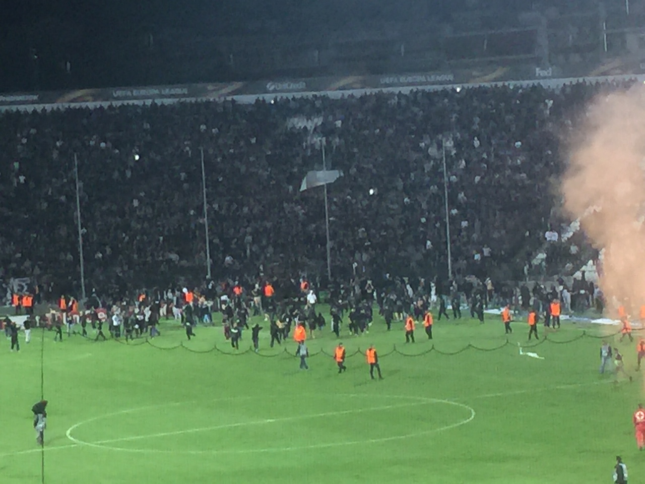 Paok beim Versuch eines Platzsturms