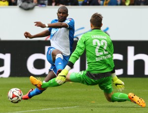 Mitch Langerak stand mehrmal im Mittelpunkt wie hier gegen Modeste