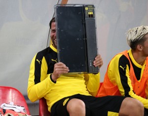 Roman Weidenfeller nahm mit Humor auf der Ersatzbank platz