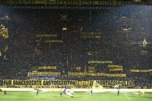 Protest gegen Montagsspiele auf der Südtribüne