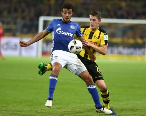 Di Santo gegen Matthias Ginter im Zweikampf