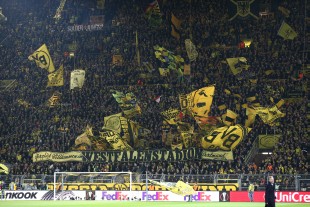 Fahnenintro auf der Südtribüne