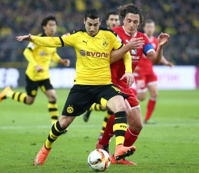 Henrikh Mkhitaryan gegen Julian Baumgartlinger