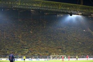 Schon Ewigkeiten gab es nicht mehr so eine dichte Schalparde auf der Südtribüne zu YNWA