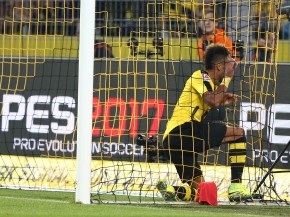 Ball und Torschütze im Tor - 1:0 für den BVB