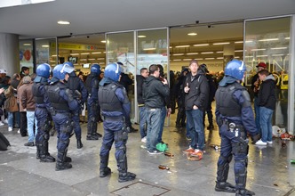 Bis zum Stadion freundlich, zurückhaltend und nur selten in Kampfmontur: Die Polizei