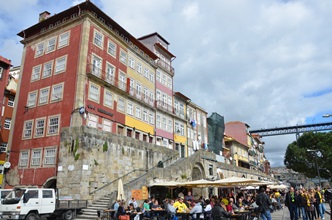 Als die Sonne doch noch herauskam, säumten hunderte BVB-Fans die Touristengegend Ribeira