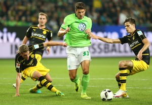 Matthias Ginter und Julian Weigl stoppen Mario Gomez