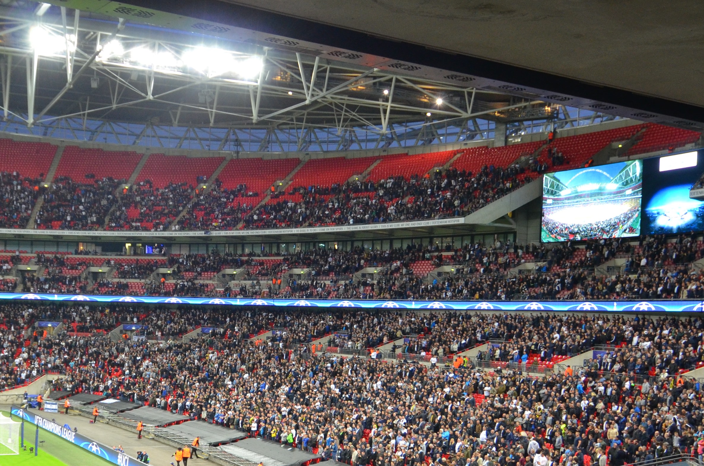 Bis auf leere Plätze nicht viel zu bieten: Die Fans aus Tottenham