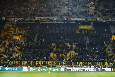 Auf der Westtribüne prangte TV-wirksam ein zweites Protestbanner