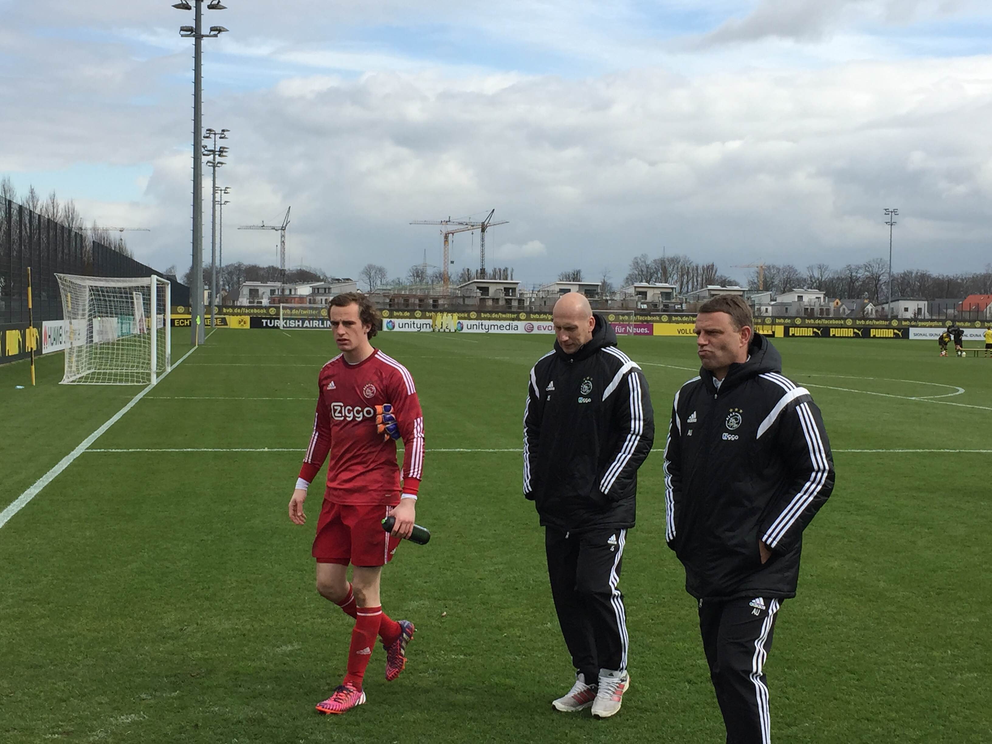 Abwehrlegende Jaap Stam (Mitte) trainiert jetzt Jong Ajax