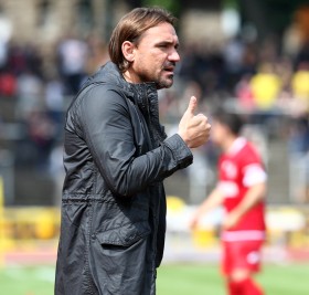 Daumen nach oben für das Team von Trainer Daniel Farke