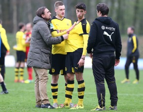 Redebedarf nach Abpfiff: Daniel Farke mit Atakan Karazor