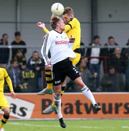 Kaminski gegen Mainka im Kopfballduell