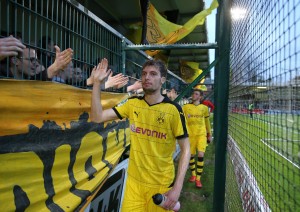 Heute ohne Gesichtsmaske: Jon Stankovic klatscht in der Kurve ab