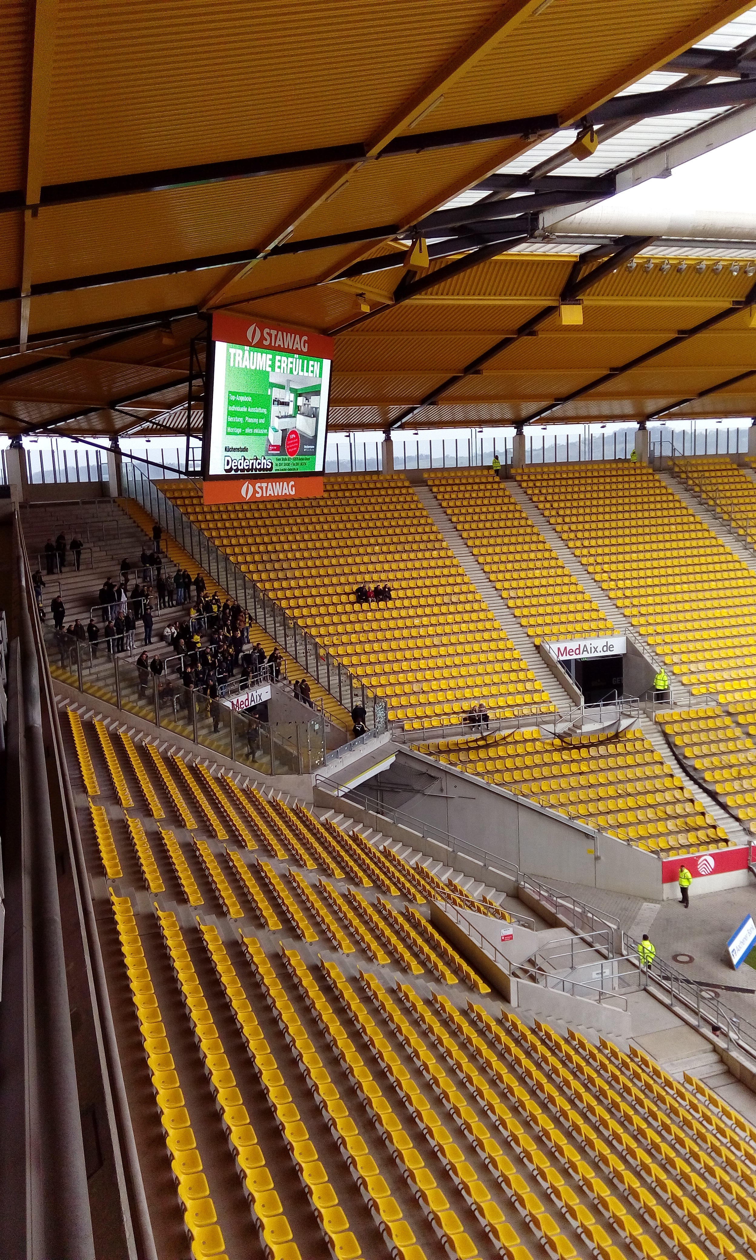 Ein paar dutzend BVB-Fans waren in Aachen dabei.