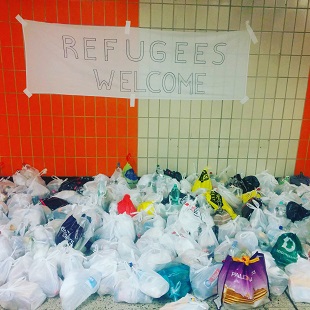 Plakat am Hauptbahnhof heißt Flüchtline willkommen