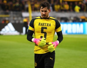 Roman Bürki trug beim Aufwärmen das Trikot von Marc Bartra