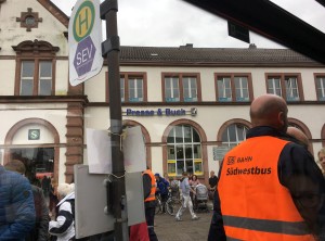 Viele Fans reisten mit der Bahn an und durften in Rastatt in Busse umsteigen