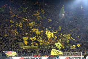 Fahnenchaos auf der Südtribüne