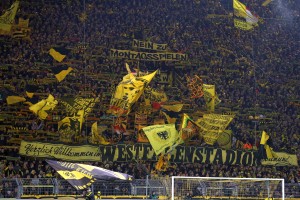 Fahnenintro auf der Südtribüne