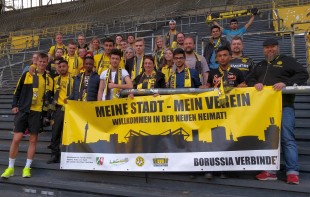 Gruppenfoto nach dem Spiel auf der Südtribüne