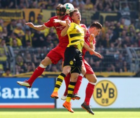 Cristian Gentner gegen Lukasz Piszczek