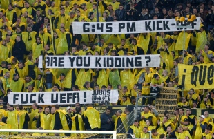 Protestspruchband der Jubos auf der Südtribüne