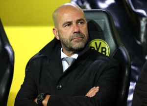 Ein mittlerweile gewohntes Bild: Ein nachdenklicher Peter Bosz