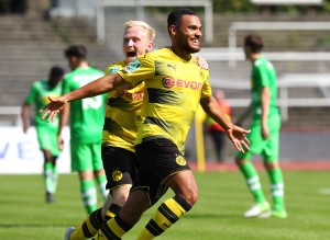 Geht doch: Herbert Bockhorn und Patrick Pflücke bejubeln das 1-0