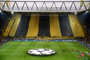 Erst wurde die Südtribüne mit schwarzgelben Stoffbahnen eingehüllt...