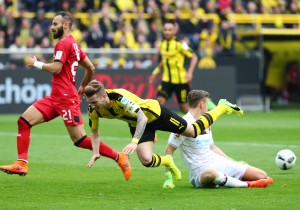 Bitter: Marco Reus musste nach dieser Flugeinlage raus