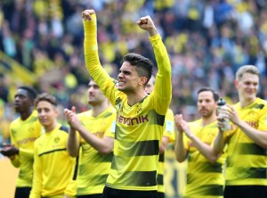 Marc Bartra wird von der Südtribüne gefeiert