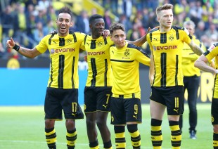 Jubel nach Abpfiff vor der Südtribüne