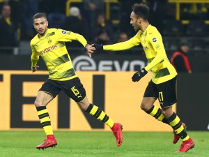 Toljan und Aubameyang bejubeln den späten Ausgleich