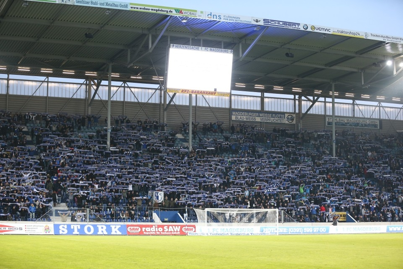 Die Magdeburger Fantribüne beim Testspiel 2015.