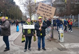 Kreativer Protest vor dem Stadion