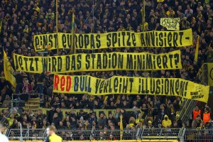 Kritik von der Südtribüne gegenüber des Salzburger Franchises.