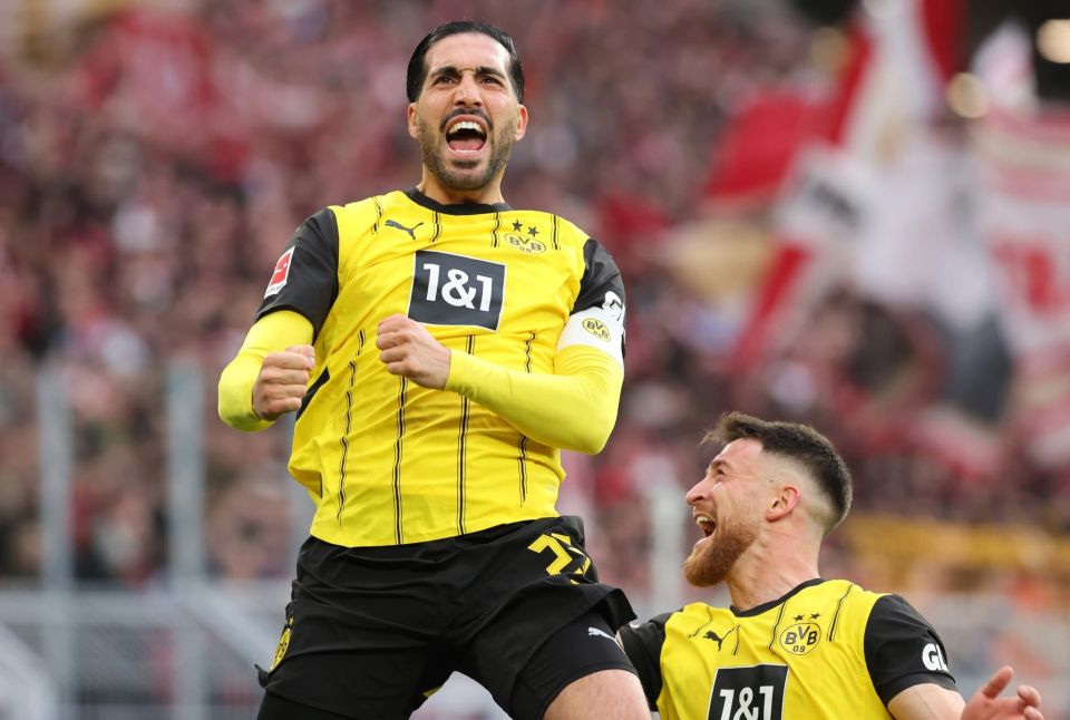 Can springt jubelnd in die Luft