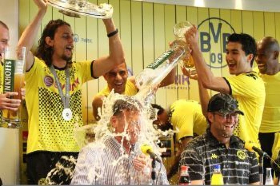 Neven präsentiert die Schale, während das Bier in Strömen fließt